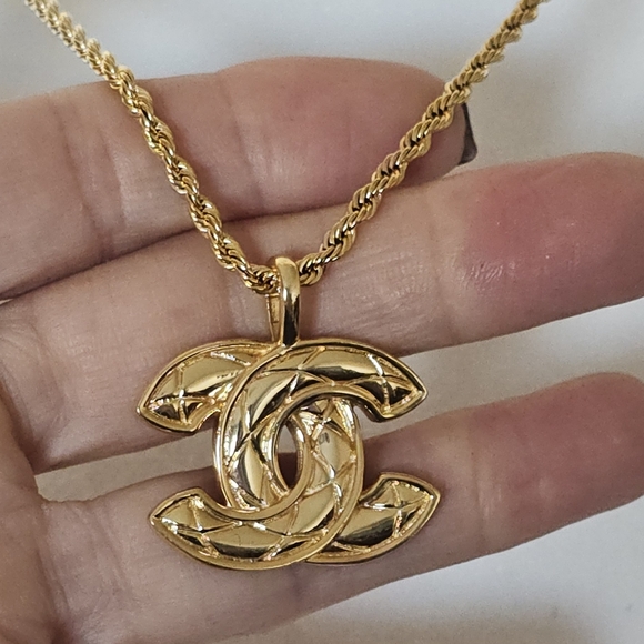 CHANEL Gold Pendant on 18" Chain - Picture 3 of 6